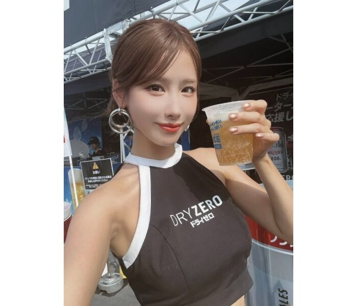 益田アンナ、スポーティなブラックコスチュームで大人の色気バツグン！！