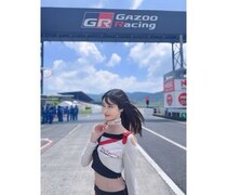 赤城ありさ、スポーティカラーのコスチュームを着こなし！