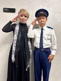 研ナオコ、ナイナイ岡村隆史と”敬礼”2ショット公開