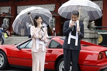 舘ひろしと西野七瀬が相合傘でヒット祈願『免許返納!?』