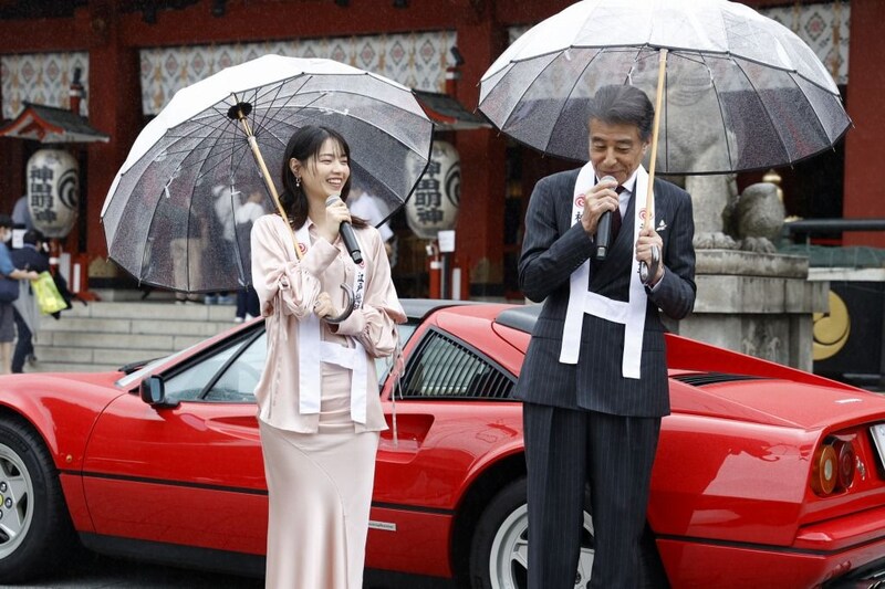 舘ひろしと西野七瀬が相合傘でヒット祈願『免許返納!?』