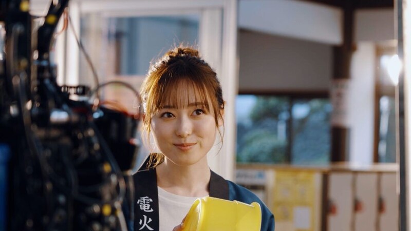 福原遥が銭湯で桶をたたいて「おそ松さん」と歌って踊る！