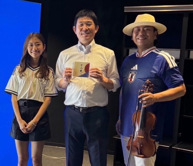 竜馬、森保一監督の「挑戦、苦悩、栄光」を音に‥世界に一枚だけのCD「その先へ」を献上