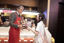 舘ひろし、地元・名古屋に凱旋！ポップコーンを手渡し！