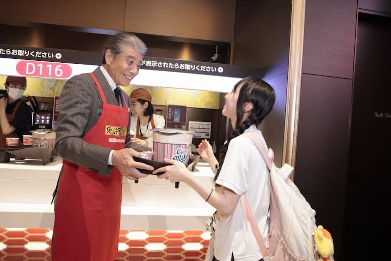 舘ひろし、地元・名古屋に凱旋!ポップコーンを手渡し!