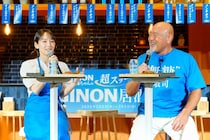 吉岡里帆、エプロン姿で“1日店長”　武藤敬司は「“無糖”敬司」に変身
