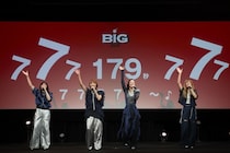 MAX、七夕前夜に777秒限定ライブ　「Ride on time」「TORA TORA TORA」を“BIG777”特別版で披露