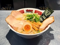 『ブロスタ』初の飲食店コラボ実現　「屯ちん」池袋本店で限定ラーメン＆ノベルティ展開