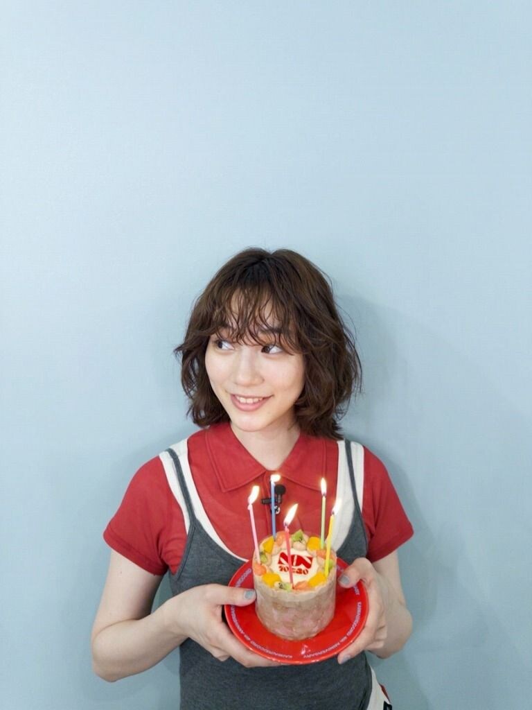 のん、33歳の誕生日を報告　バースデーケーキと笑顔の写真公開「めいっぱい楽しむ為に、進み続ける」