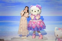 松村沙友理、ハローキティと“かわいい”ポーズ　サンリオ体験型展示に「ときめきが止まらない！」