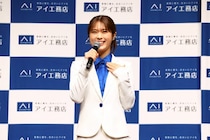 渋谷凪咲、白スーツ姿で“先生役”を披露　理想のマイホームは「壁一面が窓の家」