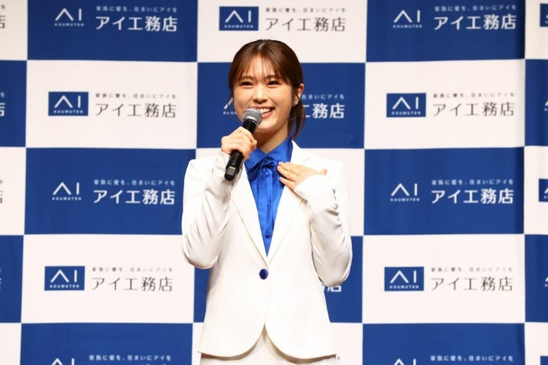 渋谷凪咲、白スーツ姿で“先生役”を披露　理想のマイホームは「壁一面が窓の家」