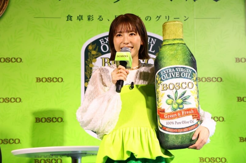 若槻千夏、“味わうアート”に挑戦　母がモデルの作品「てるこの喜び」を披露「写真に残したくなる」