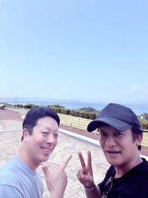 片岡愛之助、八代目尾上菊五郎との笑顔2ショット公開　「笑いっぱなし」のバス移動を報告