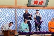 『笑点』×『ザ！鉄腕！DASH!!』が夢のコラボ　城島茂が座布団運び挑戦、師匠たちは巨大お好み焼き作りに参戦