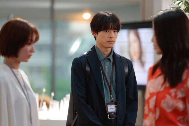 松村北斗“爽太”と岡崎紗絵“麻里子”が急接近 遊園地デートで突然のハグ『告白-25年目の秘密-』