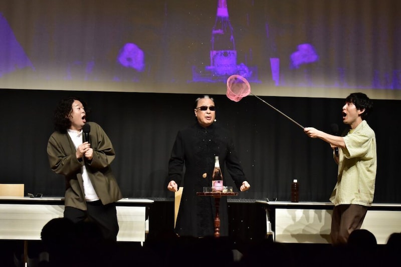 Mr.マリック、草薙航基の35歳誕生日を“超魔術”で祝福　35本のキュウリに宮下「キュウリの整体師だよ！」