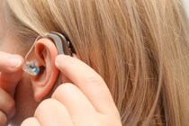 おしゃれな補聴器3選！種類や選び方、購入前に知っておきたいこと