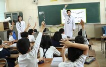 子どもの頃から知ってほしい「眼の大切さ」。愛眼の出張授業の様子に密着！