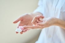 コンタクトレンズの値段の相場は？種類別の費用や購入時の注意点も