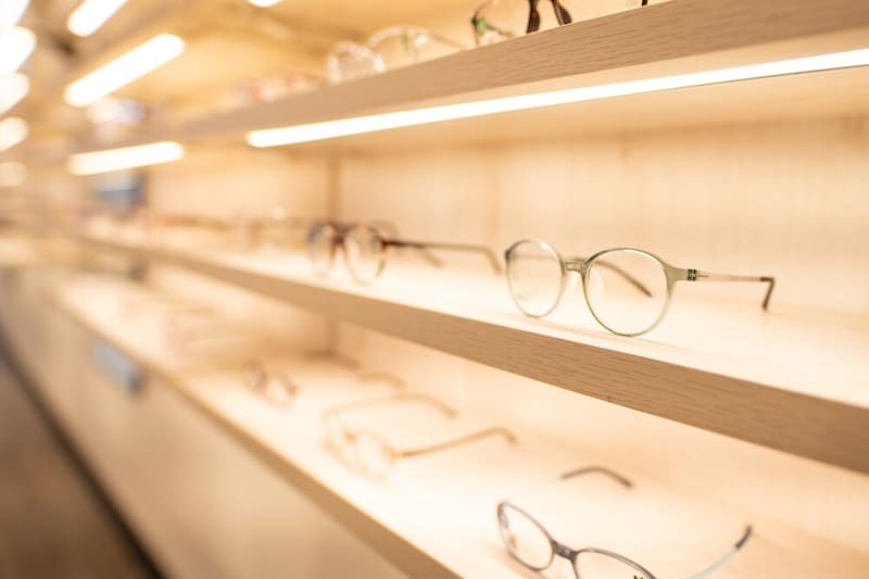 遠近両用メガネを選ぶならお店はどこがいい?選び方と購入後の慣れ方を解説