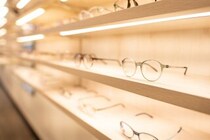 遠近両用メガネを選ぶならお店はどこがいい？選び方と購入後の慣れ方を解説