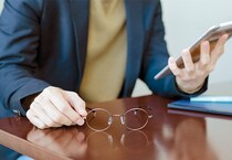 初めての老眼鏡の選び方。度数の目安、遠近両用メガネとの違いやおすすめのモデルを解説