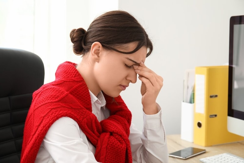 コンタクトレンズを付けると頭痛がする…その理由は？原因と改善策を医師が解説
