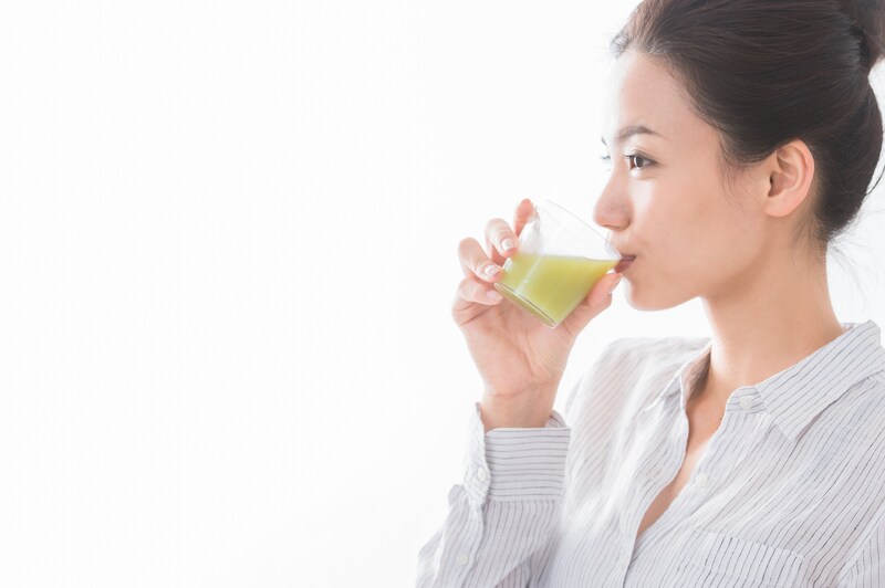 酵素ドリンクまたはフルーツジュースを飲む女性