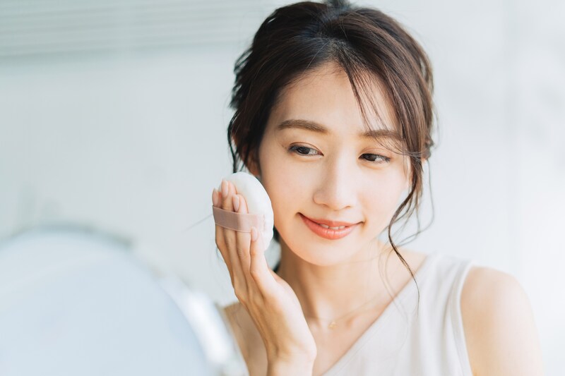 メイクする女性