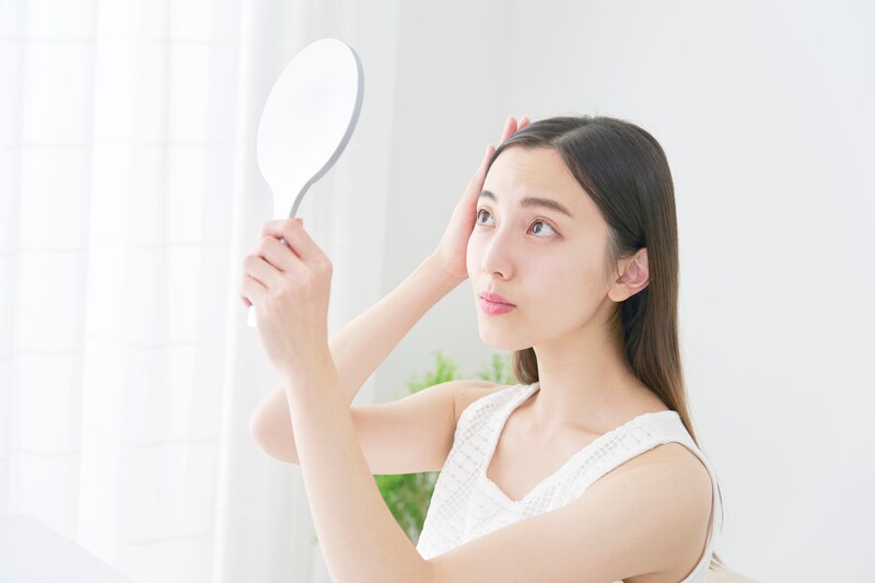 頭皮チェックする女性