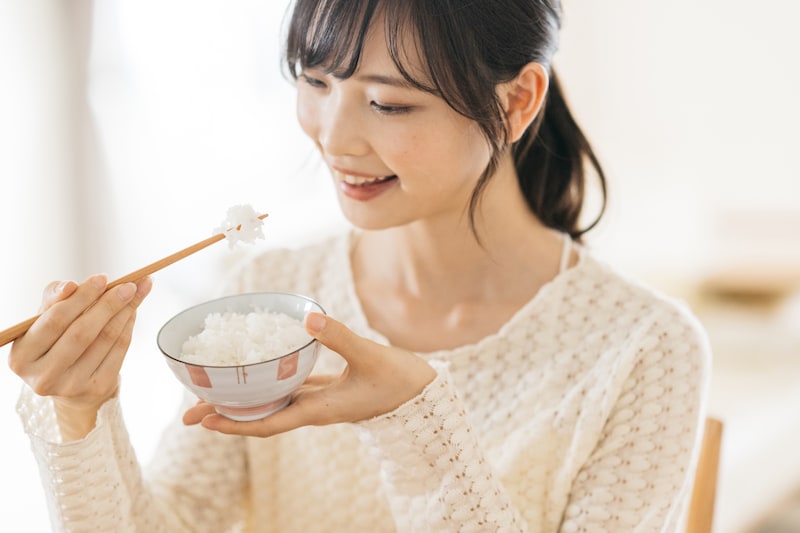 ご飯を食べる女性
