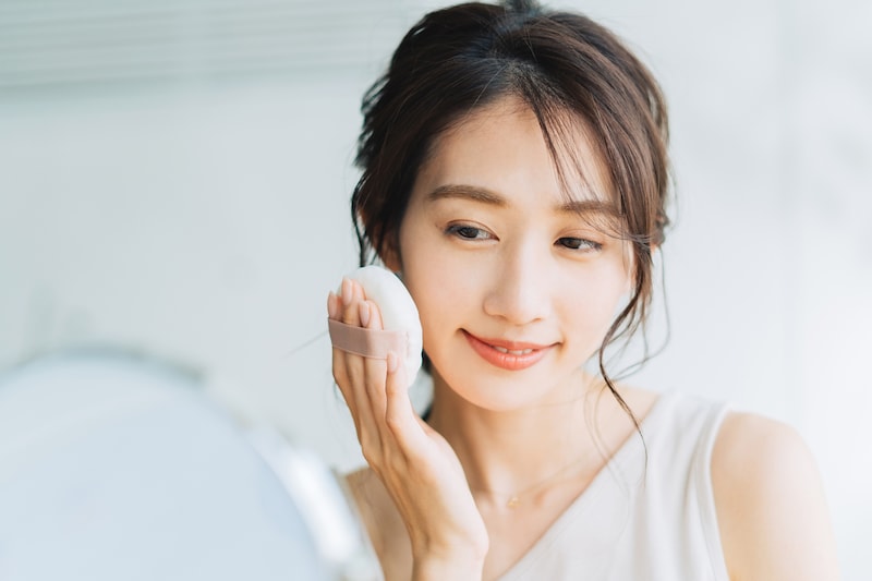 メイクする女性