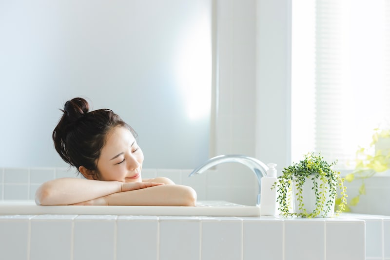 湯船に浸かる女性