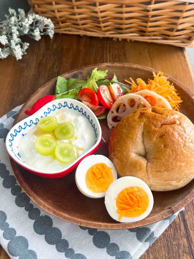 もっちもち食感!フライパンでベーグルを蒸す方法&蒸し卵の作り方【せいろなしでもOK】