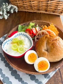 もっちもち食感！フライパンでベーグルを蒸す方法＆蒸し卵の作り方【せいろなしでもOK】