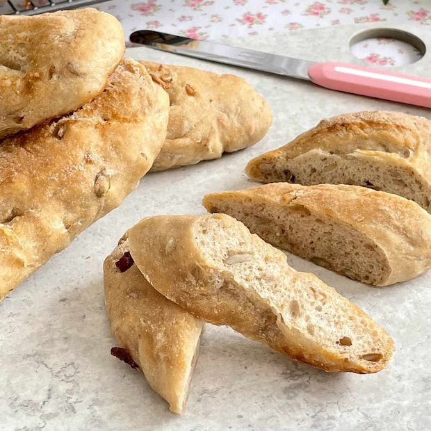 朝食にもワインのお供にも♪「全粒粉のナッツバゲット」の作り方