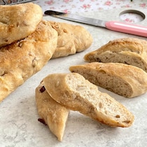 朝食にもワインのお供にも♪「全粒粉のナッツバゲット」の作り方