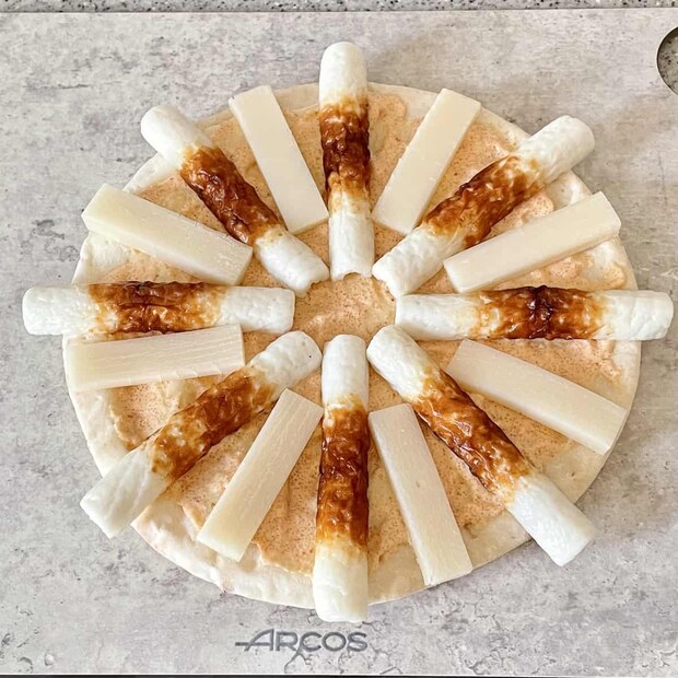 「ちくわとお餅の明太マヨピザ」レシピ