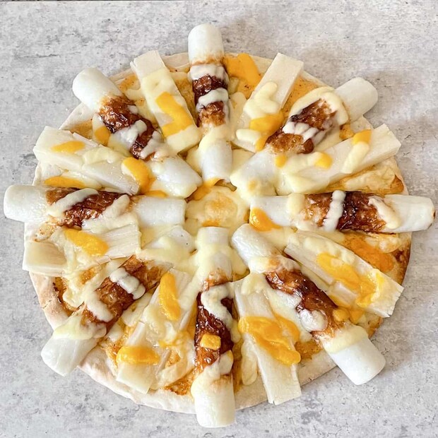 「ちくわとお餅の明太マヨピザ」レシピ