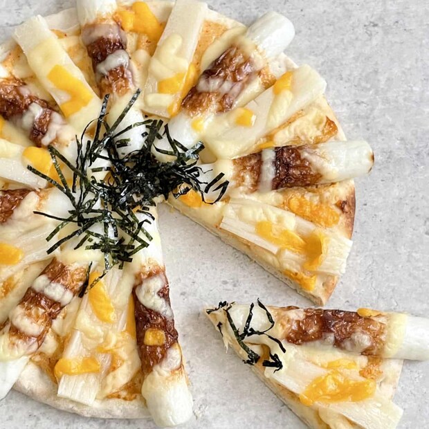 具材をのせて焼くだけ！ とろ～りチーズがたまらない「ちくわとお餅の明太マヨピザ」レシピ