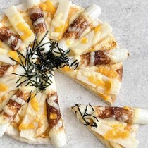 具材をのせて焼くだけ！ とろ～りチーズがたまらない「ちくわとお餅の明太マヨピザ」レシピ