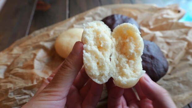 もちもち＆ふわふわ！YouTuberエプロンさんの“簡単米粉パン”レシピ【オーブン不要】