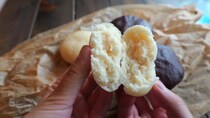 もちもち＆ふわふわ！YouTuberエプロンさんの“簡単米粉パン”レシピ【オーブン不要】