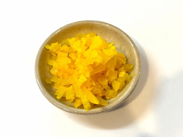 たくあんはみじん切りに