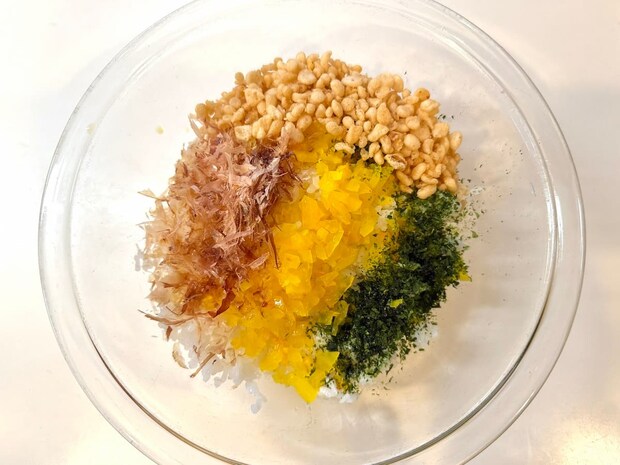 材料をボウルに入れて混ぜる