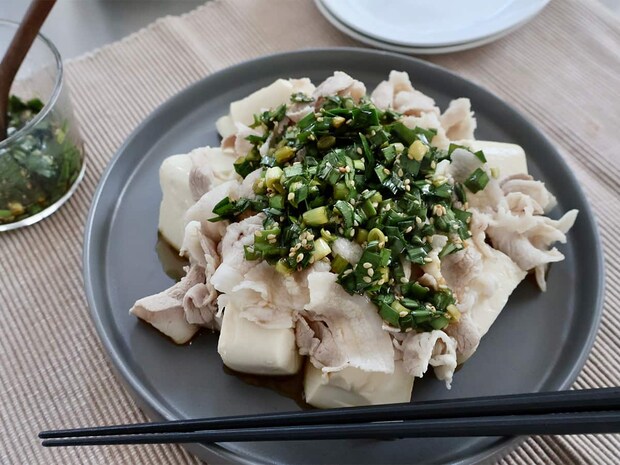 これさえあれば、包丁もまな板も不要になる!?お肉も野菜もスパっと切れる「キッチンバサミ」