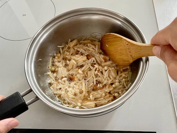 これさえあれば、包丁もまな板も不要になる!?お肉も野菜もスパっと切れる「キッチンバサミ」