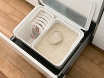 インナーケースで“2種類の米”を収納できる！「フタ付きストックケース米びつ」が便利♪