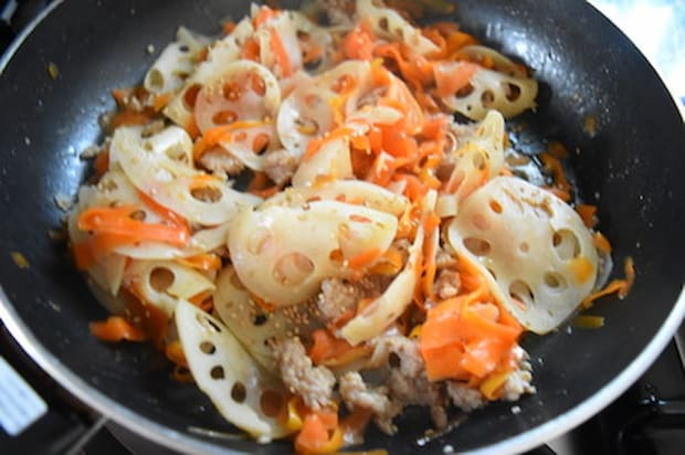 にんじんとれんこんの鶏そぼろきんぴら